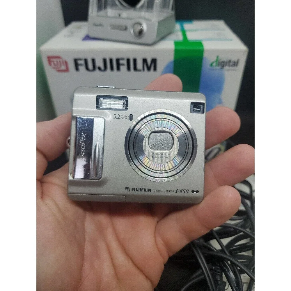 FUJIFILM Finepix F450 5.2MP Digital Camera FOR PARTS BAD SCREEN. camera turns on